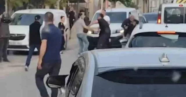 Trafikte döner bıçaklı kavga kamerada VİDEO İZLE