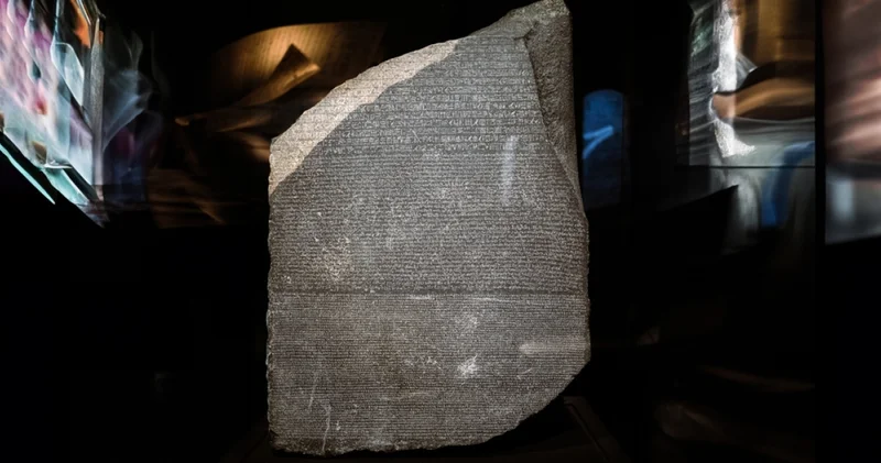 Bin 400 yıllık gizem tek taşla çözüldü! Hiyerogliflerin anahtarı Rosetta Taşı neden bu kadar önemli?