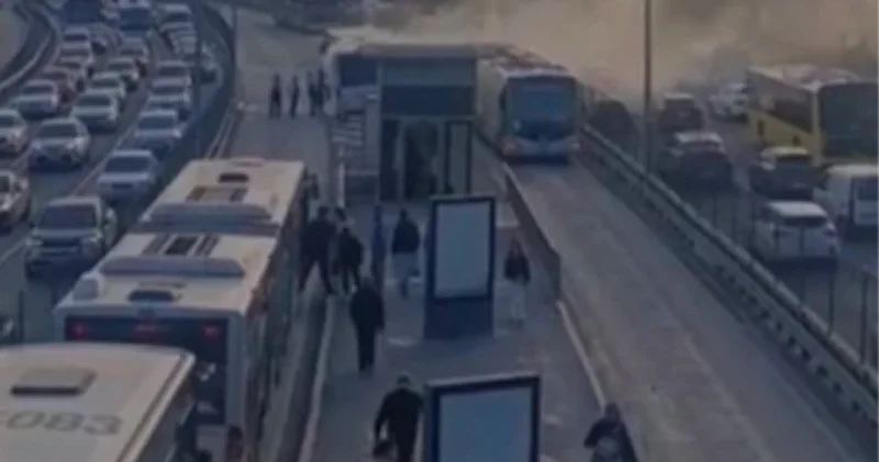 Kağıthane’de metrobüste yangın paniği: Yolcular tahliye edildi İstanbul Haberleri