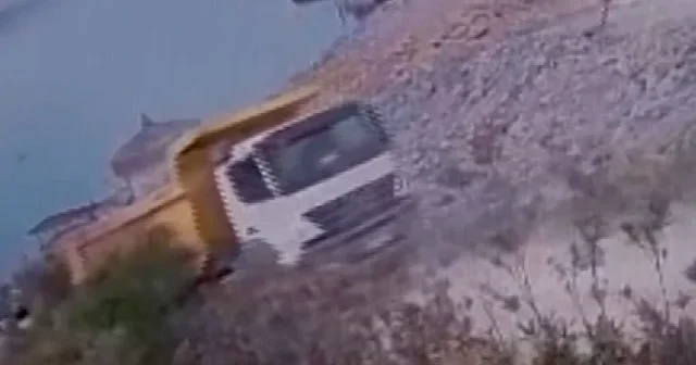 Geri kayan hafriyat kamyonu denize düştü: Araçlar ezilmekten son anda kurtuldu VİDEO İZLE