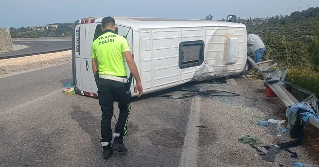 Otomobille çarpışan yolcu minibüsü yan yattı: 10 yaralı Aydın Haberleri