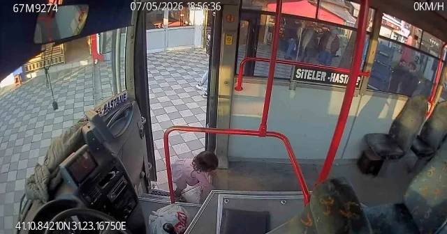 Emekleyerek otobüse binen 2 yaşındaki çocuk kamerada VİDEO İZLE