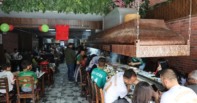 Diyarbakır da taraftara 121 porsiyon ciğer 5 liradan verildi Takımlarının Süper Lige çıkmasını tescilli ciğerle kutladılar Diyarbakır Haberleri