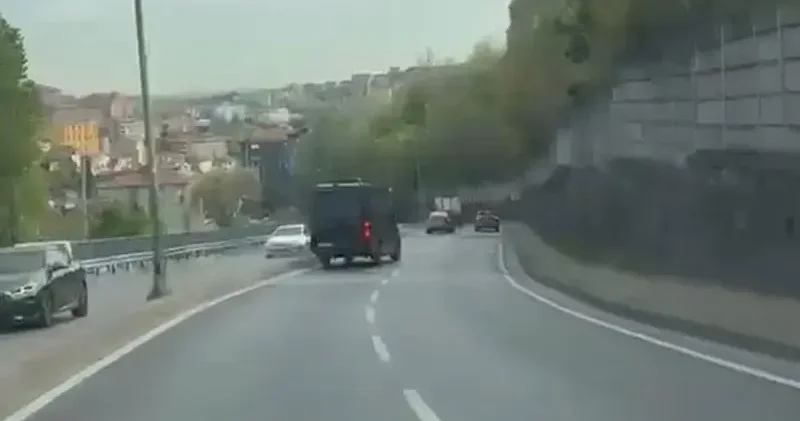Sarıyer de seyir halindeki motosikletliye minibüs çarptı; kaza kamerada