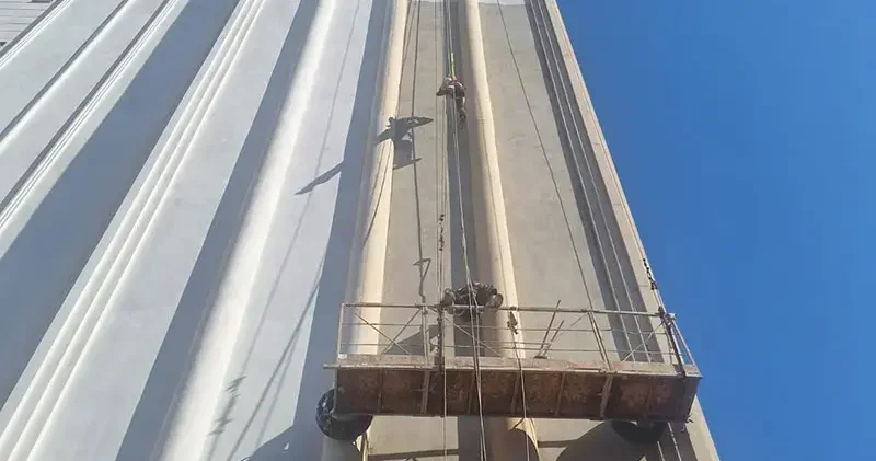 İskelede asılı kalan 2 işçi itfaiye tarafından kurtarıldı
