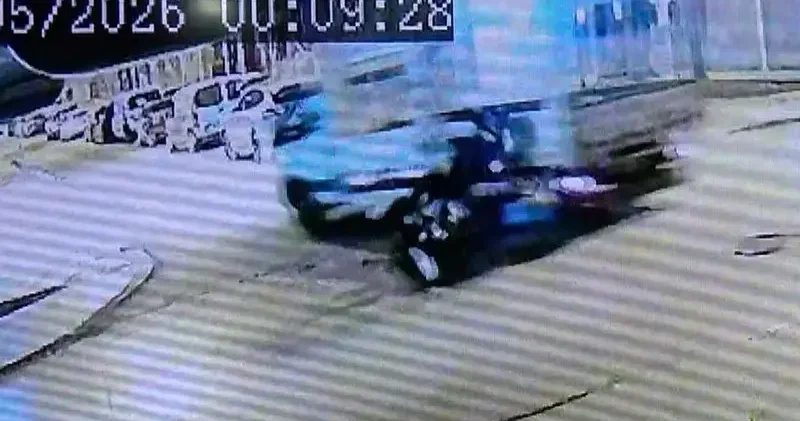 Motosikletle kamyonetin çarpıştığı kaza kamerada; 2 yaralı