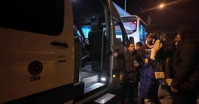 İzmir de göçmen botu yarı batık halde bulundu: 1 çocuk öldü, 43 kişi kurtarıldı İzmir Haberleri