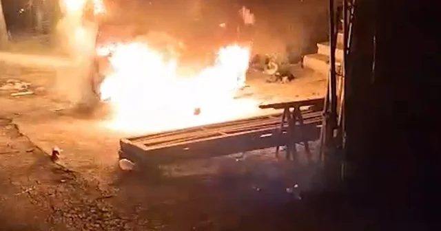 Kırıkkale de park halindeki otomobil alev topuna döndü Kırıkkale Haberleri