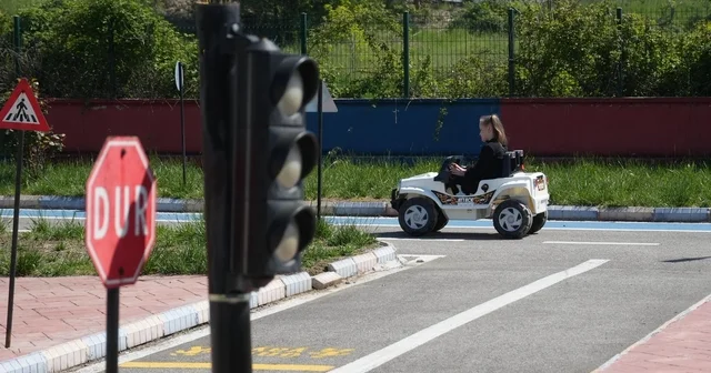 Öğrenciler trafiği sahasında öğrendi Geleceğin sürücüleri trafik eğitim parkurunda Düzce Haberleri