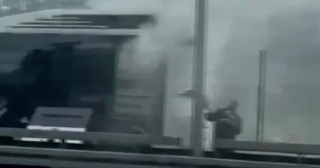 Üsküdar’da metrobüsün motor kısmında çıkan yangın söndürüldü VİDEO İZLE