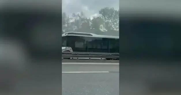 İBB araçlarında bitmeyen çile! Seyir halindeki metrobüsten dumanlar yükseldi