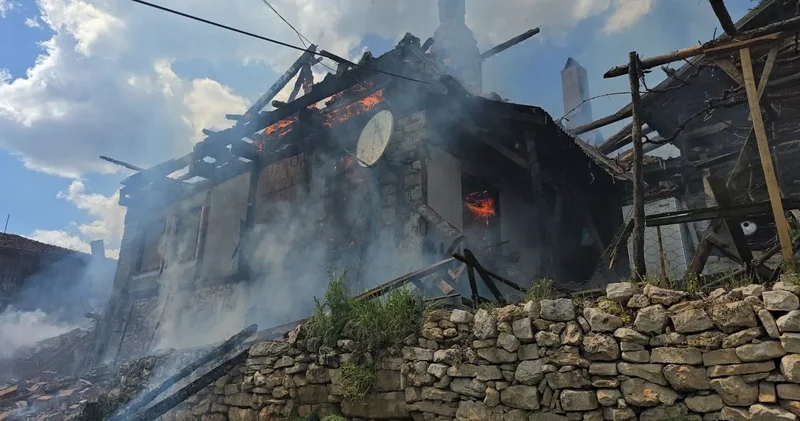 Karabük te alevler evi sardı: Yaşlı çifti köylüler kurtardı