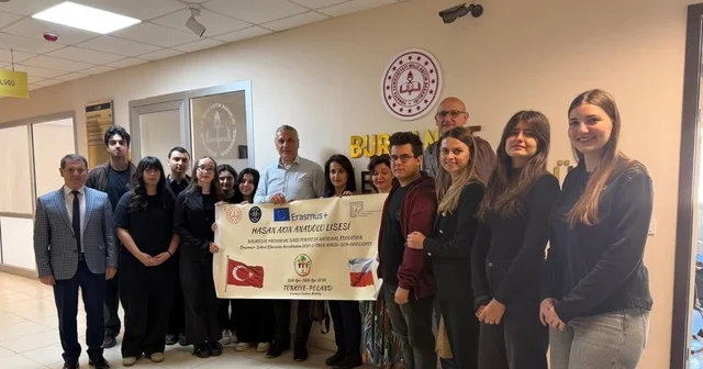 Burhaniye de Polonya dan dönen öğrenciler Milli Eğitim Müdürünü ziyaret etti Balıkesir Haberleri