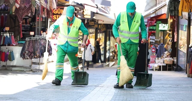Bursa nın dünyaca ünlü tarihi alanlarına özel temizlik ekibi Unesco mirası alanlarda titiz temizlik mesaisi Osmangazi den tarihi ve turistik bölgelere özel hizmet Bursa Haberleri