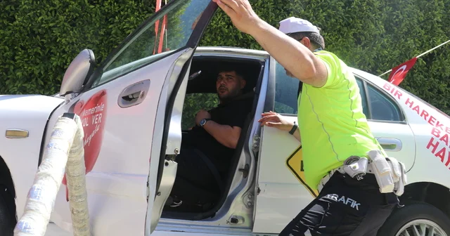 Adana da emniyet kemeri takmayanlara simülasyon aracında kaza deneyimi yaşatıldı Adana Haberleri