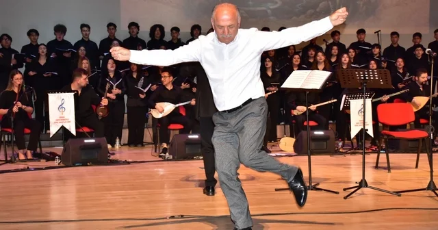 Denizli nin unutulan türküleri 150 öğrencinin emeğiyle sahneye taşındı Denizli Haberleri