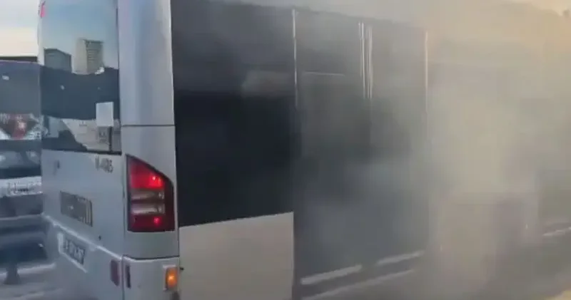 Kağıthane de metrobüsün motor kısmında çıkan yangın söndürüldü