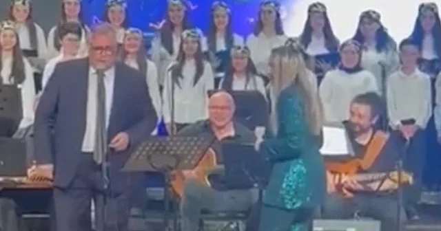 Barış Manço’yu andıran ses sosyal medyayı salladı: Okul müdürü İbrahim Uğur Metin sahnede büyüledi VİDEO İZLE