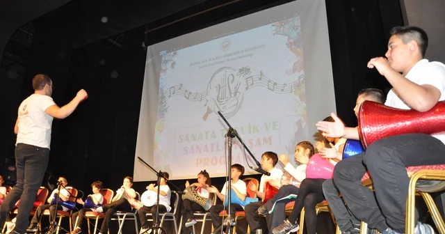 Salihli de şehit yakınları ve gaziler sahne aldı Manisa Haberleri
