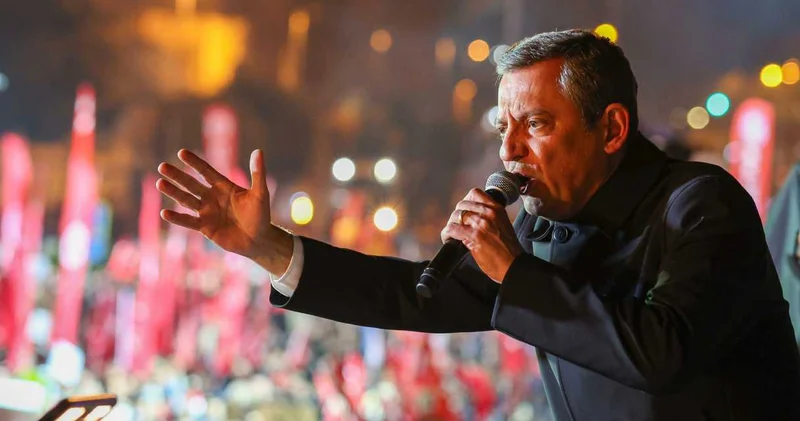 Özgür Özel den 108 inci mitinge çağrı: Emeklinin lokmasını çalanlara karşı!