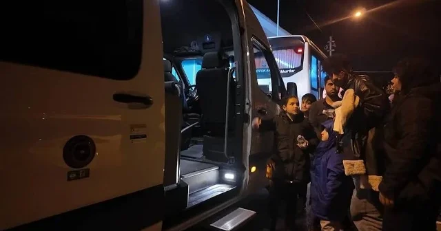 İzmir’de göçmen botu yarı batık halde bulundu: 1 çocuk öldü 43 kişi kurtarıldı VİDEO İZLE