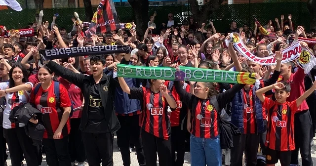 Ortaokul öğrencilerinden Eskişehirspor a coşkulu destek Minik Eskişehirspor taraftarları okul bahçesinde hep bir ağızdan Tükenmiş Nefeslere marşını söyledi Eskişehir Haberleri