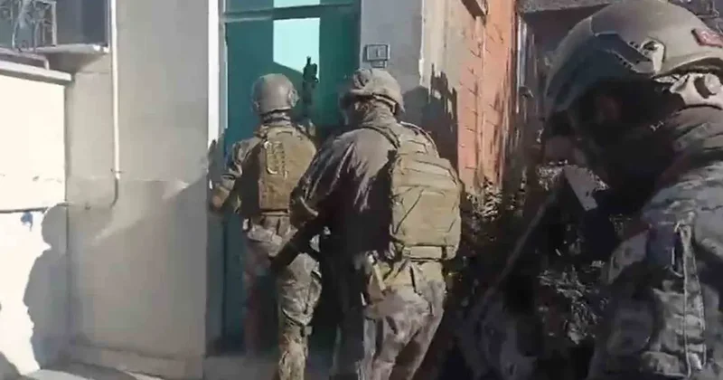 Çoraplara ve sakız kutularına sakladıkları uyuşturucuyu ekipler buldu