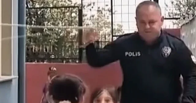 Öğrencilerle teneffüste ip atlayan polis gönülleri ısıttı VİDEO İZLE
