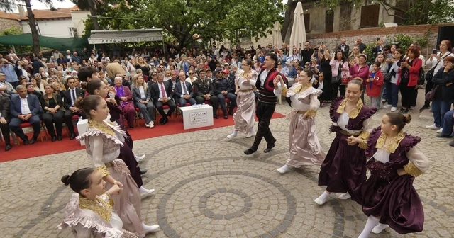 Ayvalık ta 9. Küçükköy Teferiç Şenlikleri coşkuyla başladı Renkli etkinlikler, kortej yürüyüşü ve kültürel programlar yoğun ilgi gördü Balıkesir Haberleri