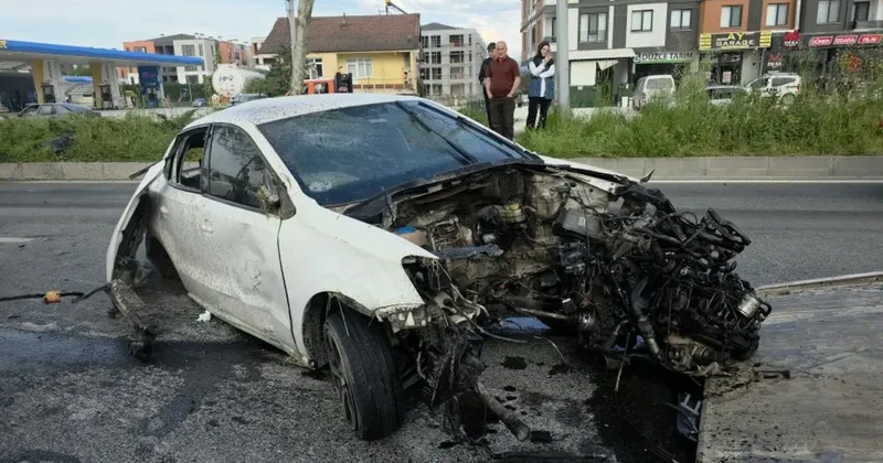 Refüje ve ağaçlara çarpan otomobilin motoru koptu