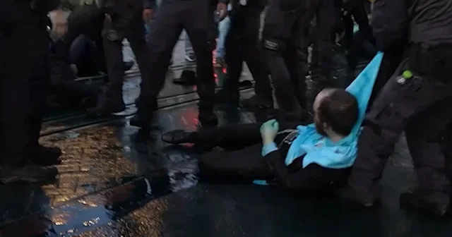 İsrail polisi zorunlu askerlik karşıtı gösteri düzenleyen Haredilere sert müdahalede bulundu VİDEO İZLE