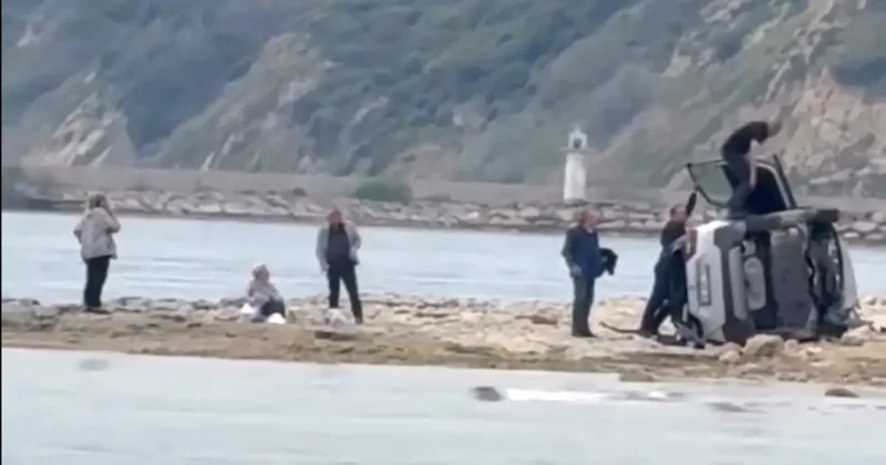 Bariyeri aşıp, kumsala uçan otomobilden yara almadan kurtuldular