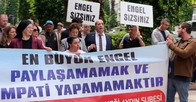Aydın’da görme engellilerden hatalı parka sloganlı uyarı: Hey şoför baksana, ne işi var bu arabanın kaldırımda VİDEO İZLE