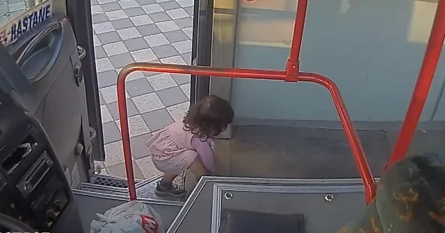 Zonguldak ta ailesinin yalnız bıraktığı 2 yaşındaki çocuk minibüse bindi VİDEO İZLE