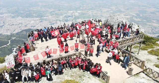 Gençler Spil in zirvesinde ay yıldızlı bayrakla buluştu Spil in zirvesinde düzenlenen bahar etkinliği gençleri bir araya getirdi Manisa Haberleri