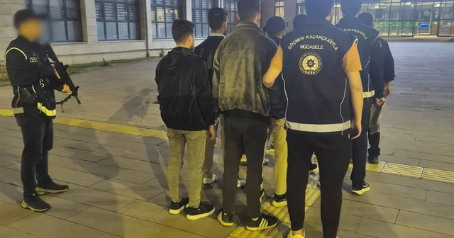 Afyonkarahisar da göçmen kaçakçılığı operasyonunda 8 düzensiz göçmen yakalandı Göçmenlere maddi menfaat karşılığında ev kiralayan organizatör gözaltına alındı Afyonkarahisar Haberleri