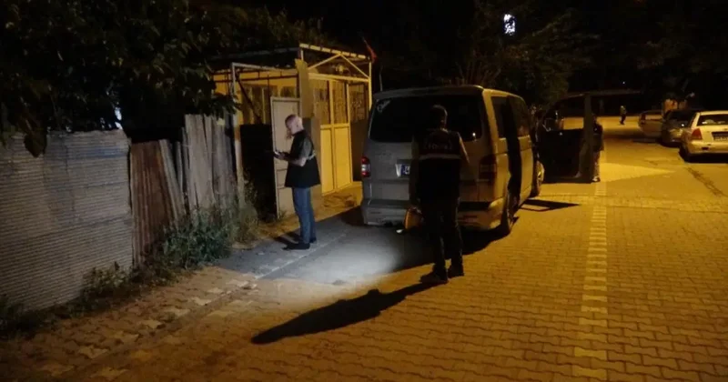İki oğluyla gittiği ev baskınında bıçaklandı