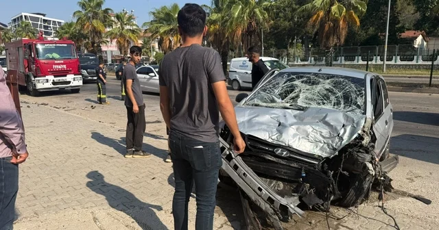 Kontrolden çıkan otomobil refüjdeki bariyerlere çarptı: 1 yaralı Kaza anı güvenlik kameralarına saniye saniye yansıdı Antalya Haberleri