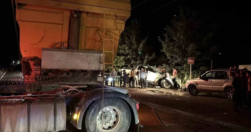 Bolu’da tır pikap faciası: Araç hurdaya döndü üç yaralı Bolu Haberleri