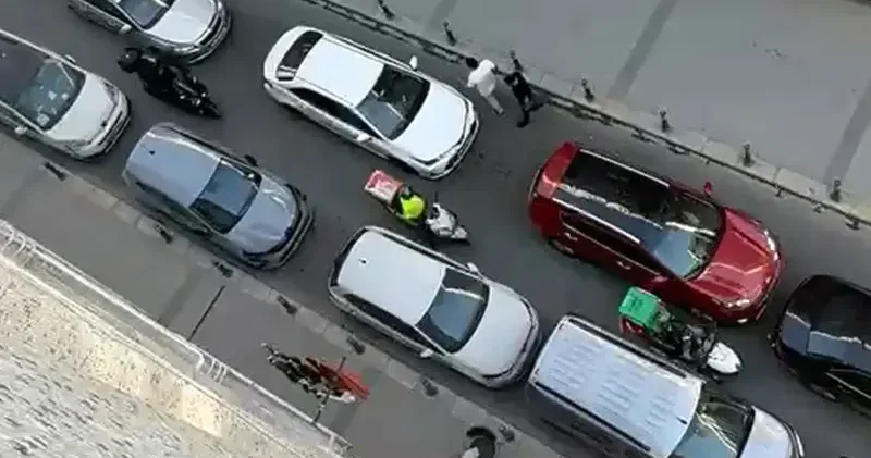 Avcılar da kazaya neden olan sürücüye tepki; otomobile yumruk attılar