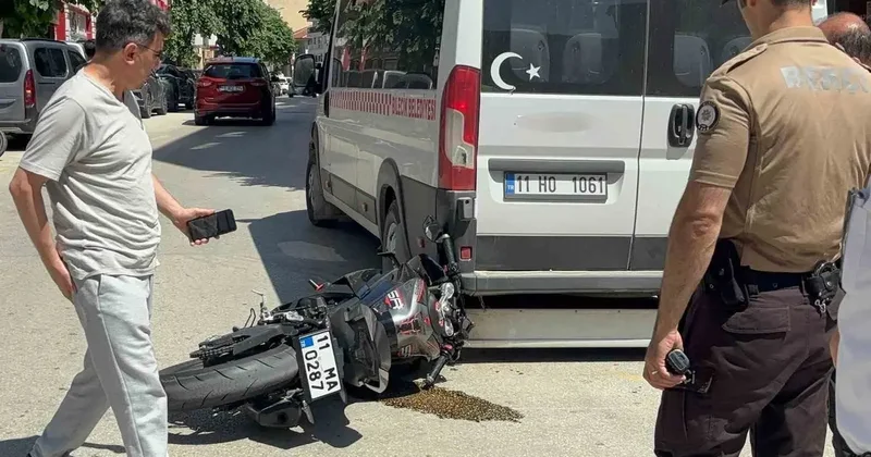 Otomobille çarpışan motosikletli az kalsın minibüsün altında kalıyordu