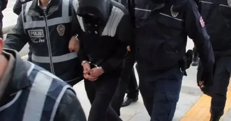ATM ler üzerinden akılalmaz tezgah: 102 bin dolarlık vurgun yaptılar Eş zamanlı operasyonlarla yakalandılar