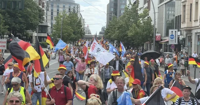 Almanya’da sokaklar ayakta: Berlin’de binlerce kişi Merz hükümetinin istifasını isteyerek yürüdü VİDEO İZLE