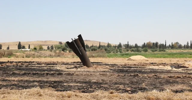 İsrail in havada vurduğu İran füzelerinin parçaları Suriye ye düştü: Tarım arazileri alev aldı VİDEO İZLE