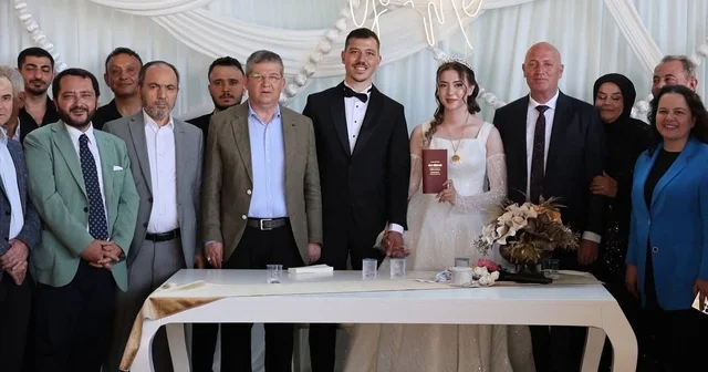 Başkan Kumral kızını yuvadan uçurdu Kızının nikahını kıyan Başkan Kumral duygusal anlar yaşadı Denizli Haberleri