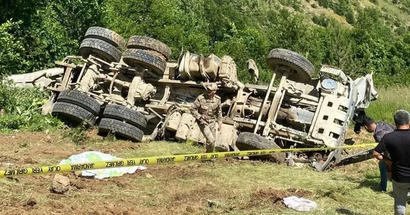 Gümüşhane de uçuruma devrilen beton mikserindeki 2 kişi öldü, 1 kişi yaralandı