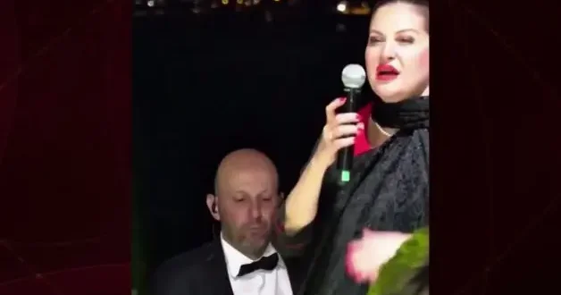 Ezan a gösterilen saygıdan rahatsız olan sözde şarkıcı skandal sözler sarfetti