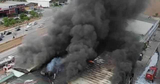 Konya da mobilya fabrikasında yangın: İtfaiye eri yaralandı VİDEO İZLE