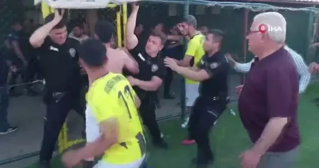 Şampiyonluk maçı sonrası .çıkan kavgada kartlar havada uçuştu