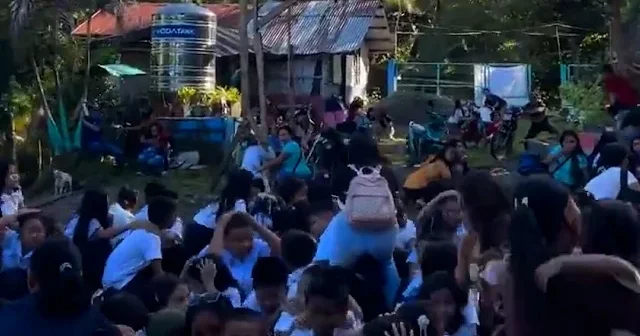Filipinler’de 7,8 büyüklüğünde şiddetli deprem: Bayrak törenindeki öğrenciler ayakta durmakta zorlandı VİDEO İZLE